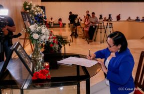 Firma de libro de condolencias en Nicaragua por las víctimas del atentado terrorista en Rusia