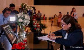 Firma de libro de condolencias en Nicaragua por las víctimas del atentado terrorista en Rusia