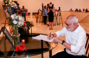 Firma de libro de condolencias en Nicaragua por las víctimas del atentado terrorista en Rusia