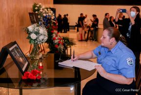Firma de libro de condolencias en Nicaragua por las víctimas del atentado terrorista en Rusia