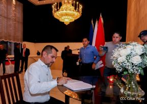 Firma de libro de condolencias en Nicaragua por las víctimas del atentado terrorista en Rusia