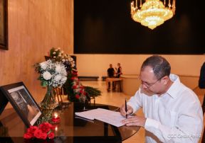Firma de libro de condolencias en Nicaragua por las víctimas del atentado terrorista en Rusia