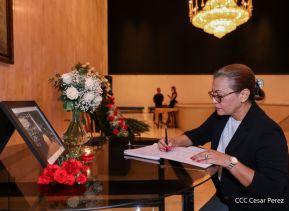 Firma de libro de condolencias en Nicaragua por las víctimas del atentado terrorista en Rusia