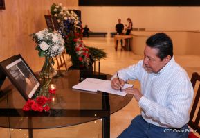 Firma de libro de condolencias en Nicaragua por las víctimas del atentado terrorista en Rusia