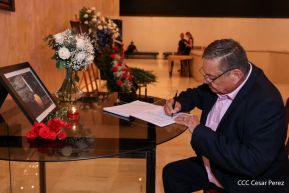 Firma de libro de condolencias en Nicaragua por las víctimas del atentado terrorista en Rusia