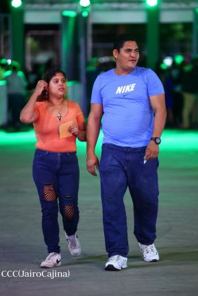 Así disfrutando los nicaragüenses del concierto de Carlos Rivera 