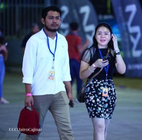 Así disfrutando los nicaragüenses del concierto de Carlos Rivera 