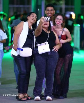 Así disfrutando los nicaragüenses del concierto de Carlos Rivera 