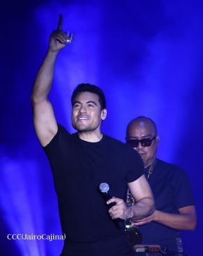 Así disfrutando los nicaragüenses del concierto de Carlos Rivera 