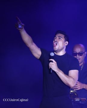 Así disfrutando los nicaragüenses del concierto de Carlos Rivera 