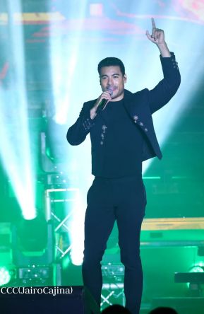 Así disfrutando los nicaragüenses del concierto de Carlos Rivera 