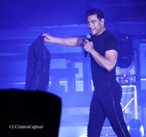 Así disfrutando los nicaragüenses del concierto de Carlos Rivera 