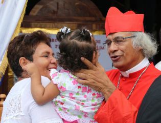 Familias de Ometepe reciben visita del Cardenal Leopoldo Brenes 