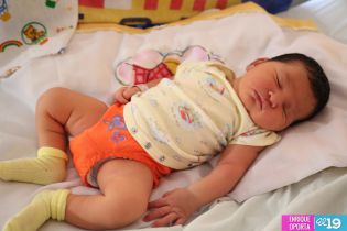 Madres del Hospital Bertha Calderón reciben serenata y regalos en su día