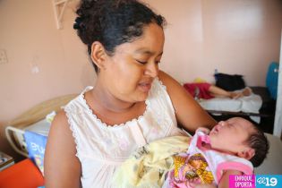 Madres del Hospital Bertha Calderón reciben serenata y regalos en su día