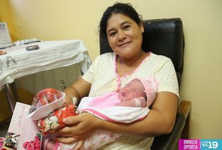 Madres del Hospital Bertha Calderón reciben serenata y regalos en su día