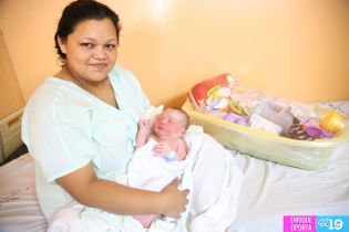 Madres del Hospital Bertha Calderón reciben serenata y regalos en su día