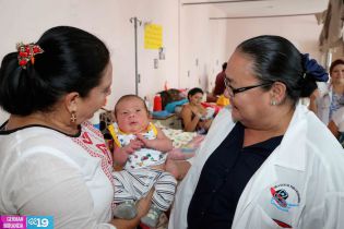 Alcaldesa de Managua entrega regalos a Madres que dieron a luz este 30 de mayo