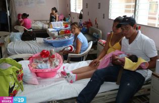 Alcaldesa de Managua entrega regalos a Madres que dieron a luz este 30 de mayo