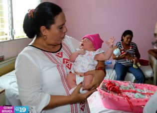 Alcaldesa de Managua entrega regalos a Madres que dieron a luz este 30 de mayo