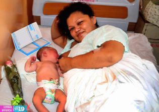 Alcaldesa de Managua entrega regalos a Madres que dieron a luz este 30 de mayo