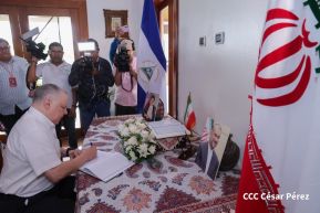 Firma del Libro de Condolencias por el fallecimiento del Presidente de Irán Ebrahim Raisi y su Comitiva