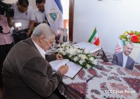 Firma del Libro de Condolencias por el fallecimiento del Presidente de Irán Ebrahim Raisi y su Comitiva