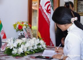 Firma del Libro de Condolencias por el fallecimiento del Presidente de Irán Ebrahim Raisi y su Comitiva