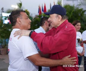 Acto en celebración acto de la entrega de buses de China a transportistas de Managua