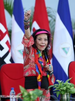 Acto en celebración acto de la entrega de buses de China a transportistas de Managua