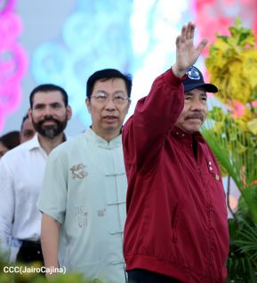 Acto en celebración acto de la entrega de buses de China a transportistas de Managua