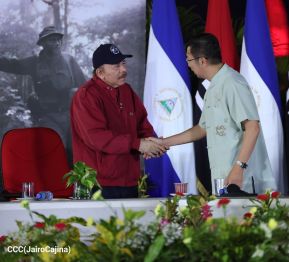 Acto en celebración acto de la entrega de buses de China a transportistas de Managua