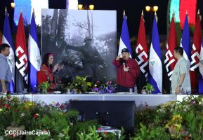Acto en celebración acto de la entrega de buses de China a transportistas de Managua