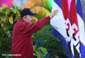 Acto en celebración acto de la entrega de buses de China a transportistas de Managua
