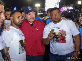 Acto en celebración acto de la entrega de buses de China a transportistas de Managua