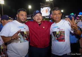 Acto en celebración acto de la entrega de buses de China a transportistas de Managua