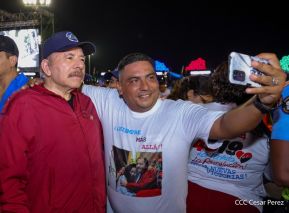 Acto en celebración acto de la entrega de buses de China a transportistas de Managua