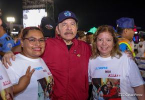 Acto en celebración acto de la entrega de buses de China a transportistas de Managua