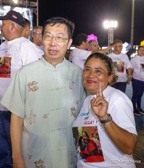 Acto en celebración acto de la entrega de buses de China a transportistas de Managua