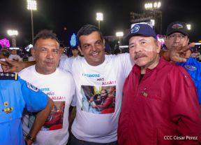 Acto en celebración acto de la entrega de buses de China a transportistas de Managua