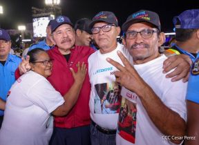 Acto en celebración acto de la entrega de buses de China a transportistas de Managua