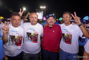 Acto en celebración acto de la entrega de buses de China a transportistas de Managua