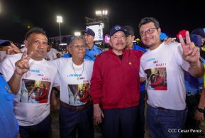 Acto en celebración acto de la entrega de buses de China a transportistas de Managua