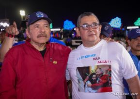 Acto en celebración acto de la entrega de buses de China a transportistas de Managua