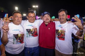 Acto en celebración acto de la entrega de buses de China a transportistas de Managua