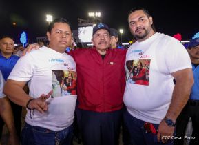 Acto en celebración acto de la entrega de buses de China a transportistas de Managua