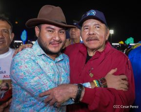 Acto en celebración acto de la entrega de buses de China a transportistas de Managua