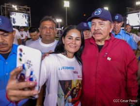 Acto en celebración acto de la entrega de buses de China a transportistas de Managua