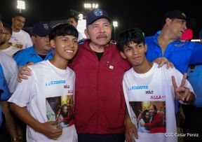 Acto en celebración acto de la entrega de buses de China a transportistas de Managua