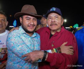 Acto en celebración acto de la entrega de buses de China a transportistas de Managua